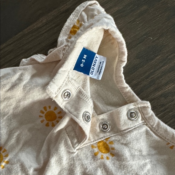 Old Navy Sunshine Ruffle-Sleeve Jersey-Knit
Romper | 0-3 Months - Picture 5 of 6